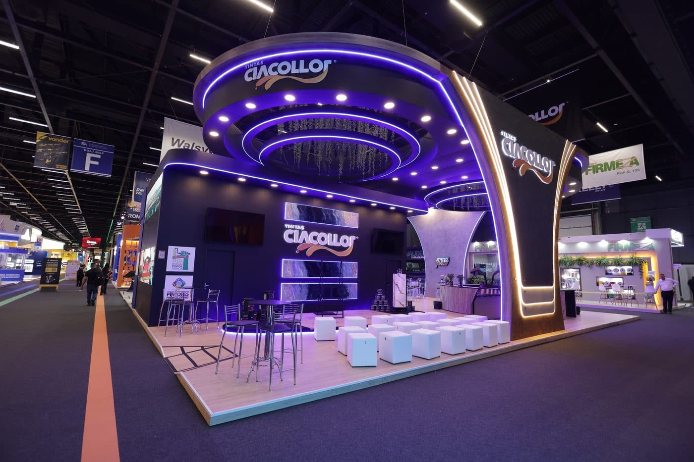 Stand da Tintas Ciacollor em dupla altura com anel suspenso e iluminação violeta