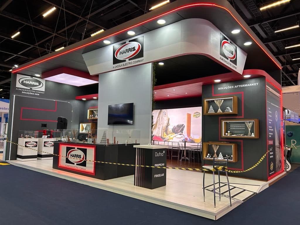 Stand da Marangoni em preto e vermelho com displays de produto