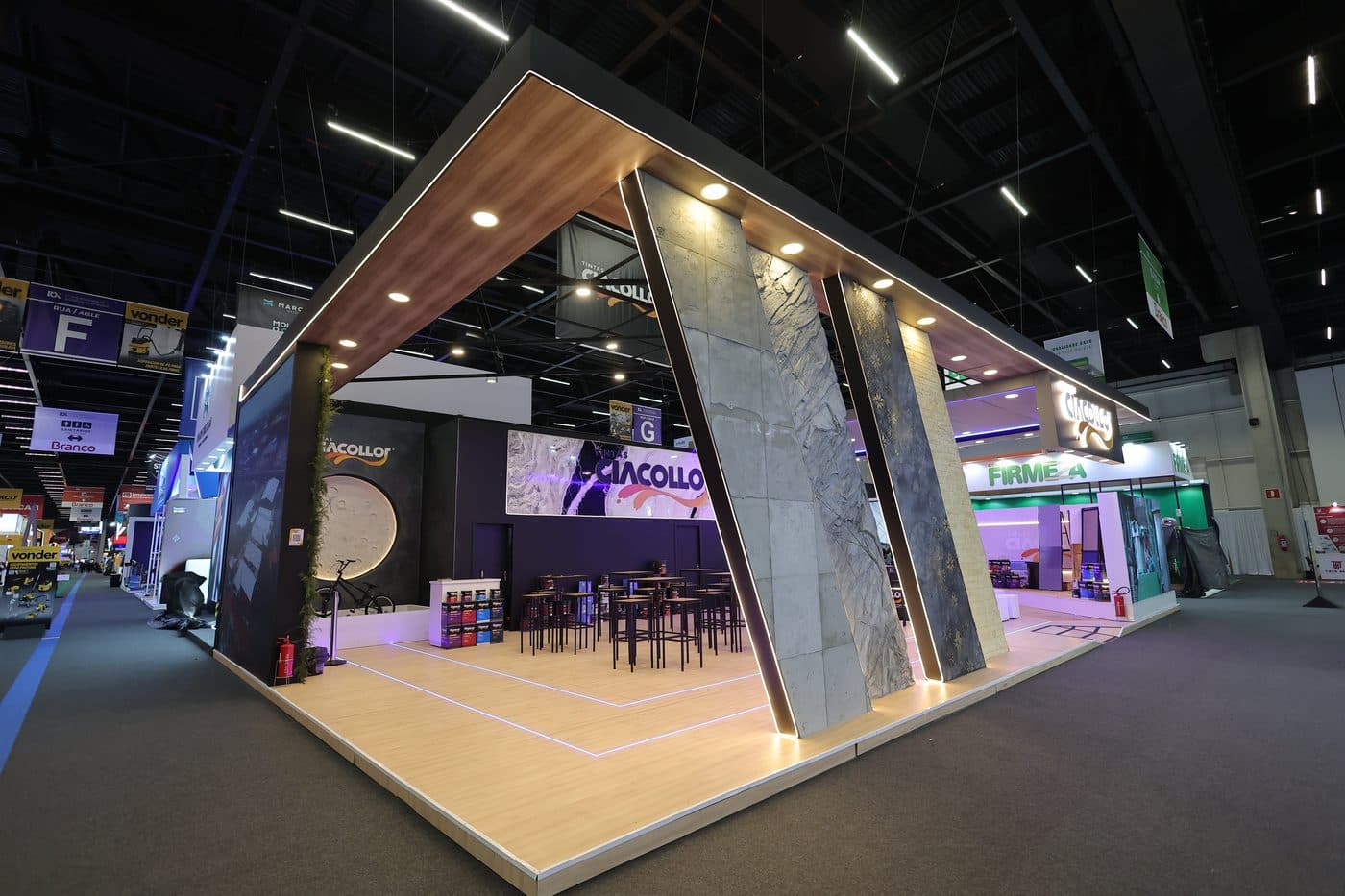 Stand da Tintas Ciacollor com painéis de textura, cobertura em madeira e área de negociação